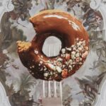 printy print Plakat donut czekolada plakaty do kuchni niebieski szary plakat do kuchni pączek widelec śniadanie do restauracji plakat rubens rokoko nowoczesny 50x70 A4