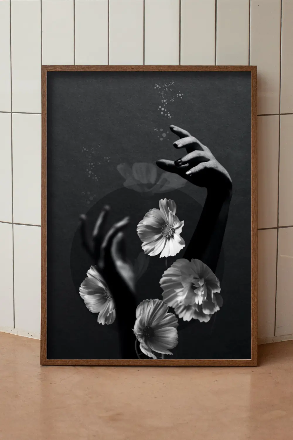 printy print Plakat kwiaty dłonie kobieta dla kobiety czarno biały plakaty do sypialni autorski wzór autorskie wzory plakatów kolaż collage kolaz nowoczesny 40 x 60 cm A4