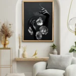 printy print Plakat kwiaty dłonie kobieta dla kobiety czarno biały plakaty do sypialni autorski wzór autorskie wzory plakatów kolaż collage kolaz nowoczesny 40 x 60 cm A4