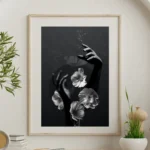 printy print Plakat kwiaty dłonie kobieta dla kobiety czarno biały plakaty do sypialni autorski wzór autorskie wzory plakatów kolaż collage kolaz nowoczesny 40 x 60 cm A4