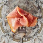 printy print Plakat szynka szyneczka plakaty do kuchni szary różowy plakat do kuchni plaster szynki widelec do restauracji plakat rubens rokoko nowoczesny 50x70 A4